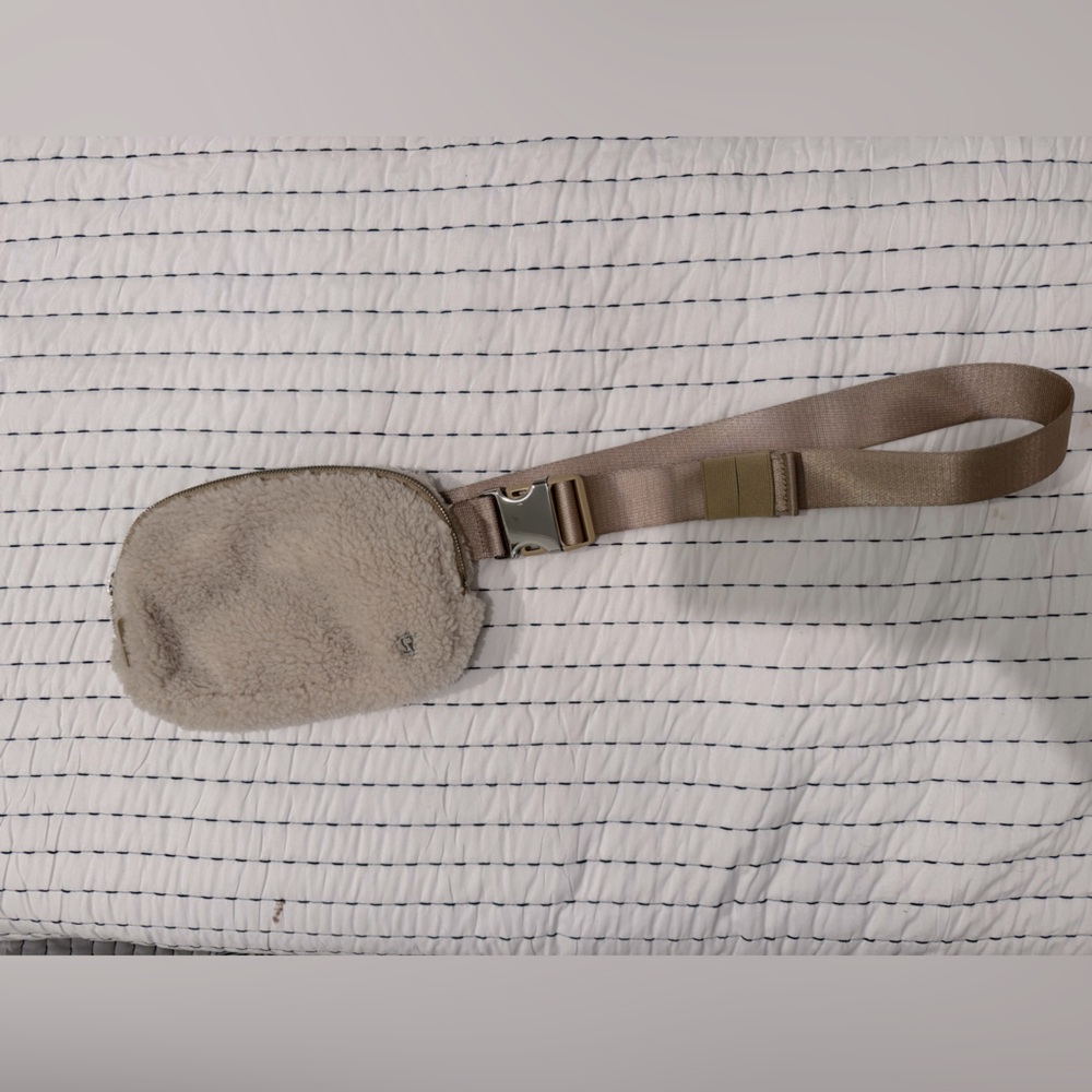 🍋Lululemon Everywhere Fleece Bag in Cream🍋